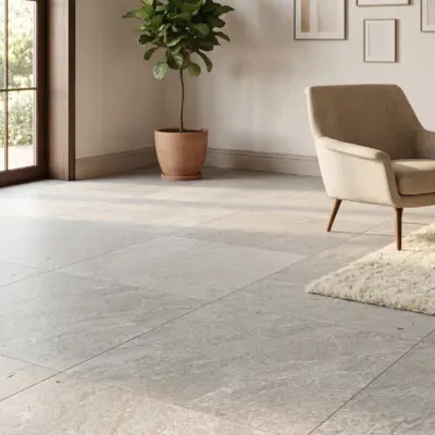 Sala luminosa con ventanal con suelo de Cerámica Piedra Braken Arena