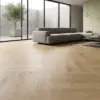 Sala luminosa con gran ventanal y vista al patio, amoblada y con un piso de cerámica estilo madera Lorien Beige