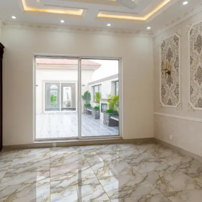 Entrada luminosa con ventana corrediza y un piso de cerámica mármol Lucea