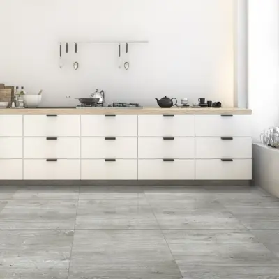 Cocina con iluminación natural, con almacenes y repisas de madera, con un piso de cerámica estilo madera Norven Grey