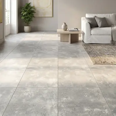Sala luminosa con gran ventanal y vista al patio, amoblada y con un piso de cerámica estilo piedra Orvex