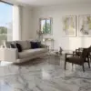Sala luminosa con ventanas grandes, sofá perla y un piso de cerámica mármol Ravena Grigio
