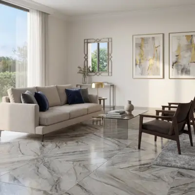 Sala luminosa con ventanas grandes, sofá perla y un piso de cerámica mármol Ravena Grigio