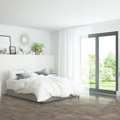 Dormitorio iluminado con puerta corrediza de vidrio y piso de cerámica mármol torino noce