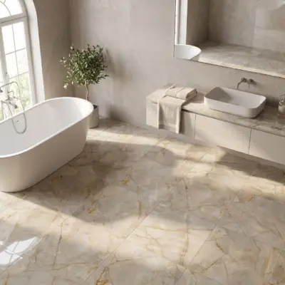 Baño amplio con iluminación natural, tina blanca y un piso de cerámica mármol Torino Sabbia