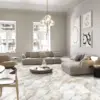 Sala luminosa con ventanas grandes, sofás color hueso y un piso de cerámica mármol Valenza