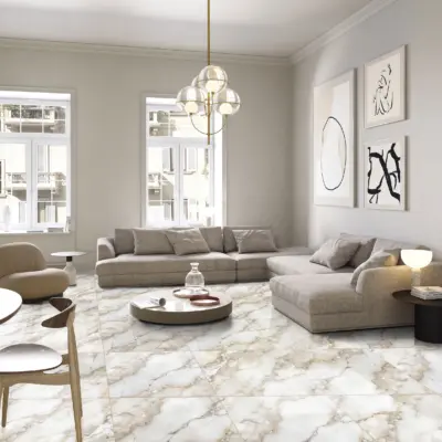 Sala luminosa con ventanas grandes, sofás color hueso y un piso de cerámica mármol Valenza