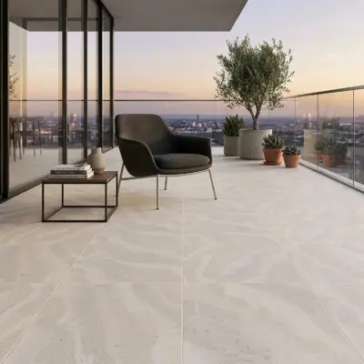Terrzaza con vista a la ciudad adornada con una planta de exterior y piso Cerámica Piedra Aureon con efecto arena